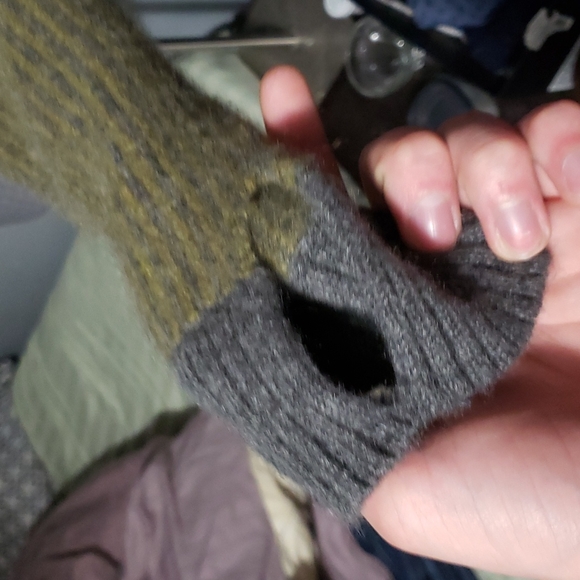 Harry Rosen Cashmere Crewneck. - Picture 5 of 6